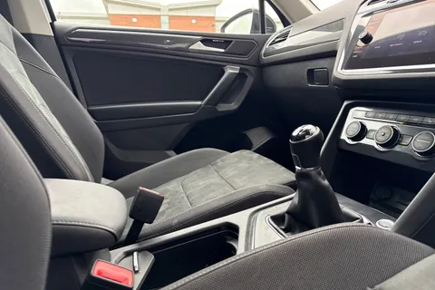 42 of 64 for Volkswagen Tiguan Allspace 2.0 TDI SEL Euro 6 (s/s) 5dr