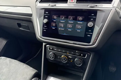 45 of 64 for Volkswagen Tiguan Allspace 2.0 TDI SEL Euro 6 (s/s) 5dr