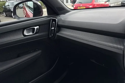 KJ69OJG Volvo Xc40 2.0 D3 R-Design Pro Auto Euro 6 (s/s) 5dr Thumbnail #61