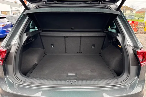GJ19XWE Volkswagen Tiguan 2.0 TDi 150 R-Line Tech ⭐Factory Tow-bar, 1 Year VW Warranty⭐ Thumbnail #7