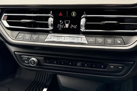 DK70JAO BMW 1 Series 2.0 120d M Sport Auto xDrive Euro 6 (s/s) 5dr Thumbnail #20