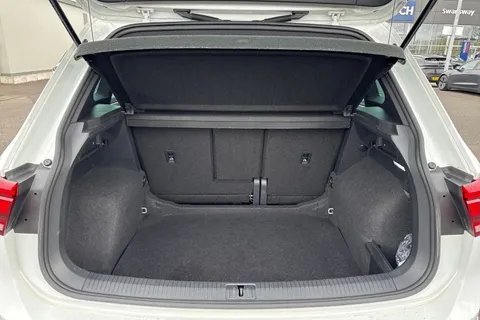 PX23MYN Volkswagen Tiguan 1.5 TSI R-Line DSG Euro 6 (s/s) 5dr Thumbnail #8