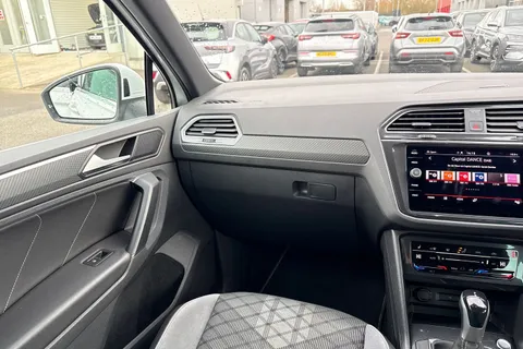PX23MYN Volkswagen Tiguan 1.5 TSI R-Line DSG Euro 6 (s/s) 5dr Thumbnail #21