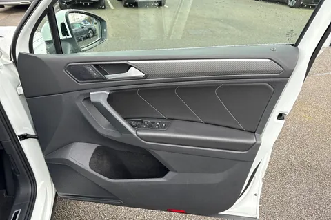 PX23MYN Volkswagen Tiguan 1.5 TSI R-Line DSG Euro 6 (s/s) 5dr Thumbnail #22