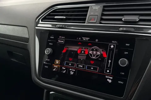 PX23MYN Volkswagen Tiguan 1.5 TSI R-Line DSG Euro 6 (s/s) 5dr Thumbnail #23