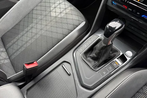 PX23MYN Volkswagen Tiguan 1.5 TSI R-Line DSG Euro 6 (s/s) 5dr Thumbnail #24