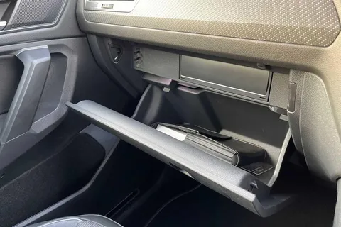 CX73OMP Volkswagen Tiguan Allspace 2.0TDI 200 R-Line 4M DSG ⭐Factory towbar, Black style pack⭐ Thumbnail #61