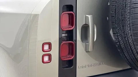 KT74XYS Land Rover Defender 110 3.0 D350 X-Dynamic HSE 5dr Thumbnail #18