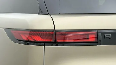 KP74YBV Land Rover Range Rover Sport 4.4 P635 SV Edition One (Carbon Bronze Matte) 5dr Thumbnail #19