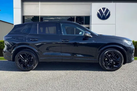 DG25ZPL Volkswagen Tiguan 2.0 TDI R-Line 5dr DSG⭐ Sunroof, Black Pack, Driver assistance package⭐ Thumbnail #4