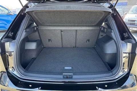 DG25ZPL Volkswagen Tiguan 2.0 TDI R-Line 5dr DSG⭐ Sunroof, Black Pack, Driver assistance package⭐ Thumbnail #7