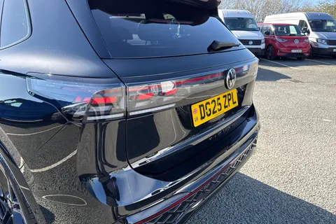 DG25ZPL Volkswagen Tiguan 2.0 TDI R-Line 5dr DSG⭐ Sunroof, Black Pack, Driver assistance package⭐ Thumbnail #8