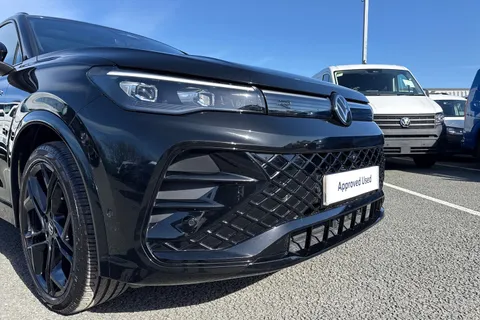 DG25ZPL Volkswagen Tiguan 2.0 TDI R-Line 5dr DSG⭐ Sunroof, Black Pack, Driver assistance package⭐ Thumbnail #9