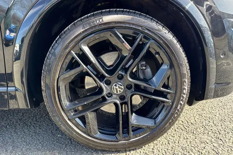 DG25ZPL Volkswagen Tiguan 2.0 TDI R-Line 5dr DSG⭐ Sunroof, Black Pack, Driver assistance package⭐ Thumbnail #10