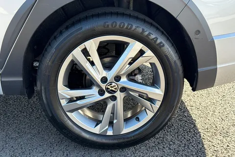 VN22UHT Volkswagen Taigo 1.0 TSI 110 R-Line 5dr DSG **BLACK ROOF PACK, REAR VIEW CAMERA** Thumbnail #11