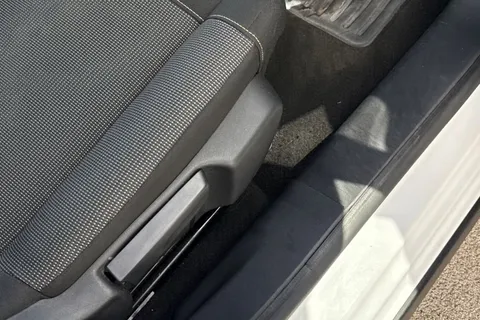 WJ74PXG Citroën C3 1.2 PureTech PLUS Euro 6 (s/s) 5dr Thumbnail #39