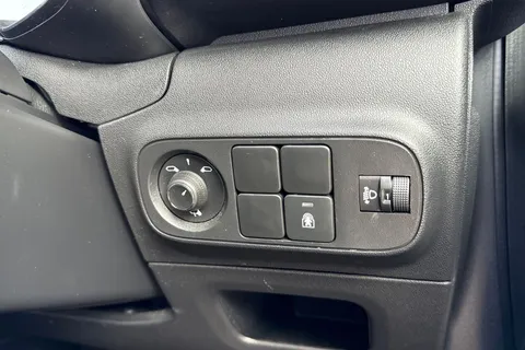 WJ74PXG Citroën C3 1.2 PureTech PLUS Euro 6 (s/s) 5dr Thumbnail #60