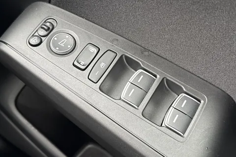 29 of 52 for HONDA CIVIC 2.0 eHEV Elegance 5dr CVT