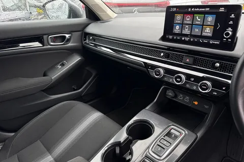 46 of 52 for HONDA CIVIC 2.0 eHEV Elegance 5dr CVT