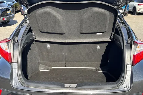 CP68EJC Toyota C-Hr 1.8 VVT-h Design CVT Euro 6 (s/s) 5dr Thumbnail #8