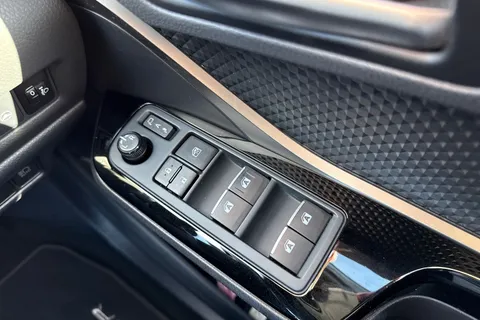 CP68EJC Toyota C-Hr 1.8 VVT-h Design CVT Euro 6 (s/s) 5dr Thumbnail #45