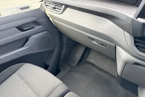 DG75BWE Volkswagen Transporter 2.0 TDI 110 Commerce Pro Van Thumbnail #20