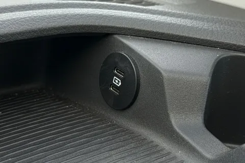 DG75BWE Volkswagen Transporter 2.0 TDI 110 Commerce Pro Van Thumbnail #35