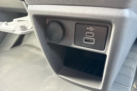 DG75BWE Volkswagen Transporter 2.0 TDI 110 Commerce Pro Van Thumbnail #37