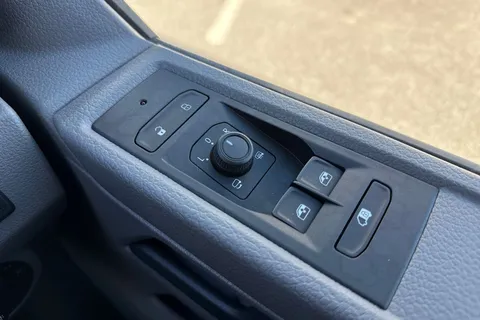 PF74MRX Volkswagen Transporter 2.0 TDI 150 Highline Van DSG Thumbnail #37