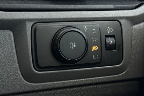 DG75BWE Volkswagen Transporter 2.0 TDI 110 Commerce Pro Van Thumbnail #44