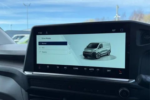 DG75BWE Volkswagen Transporter 2.0 TDI 110 Commerce Pro Van Thumbnail #49