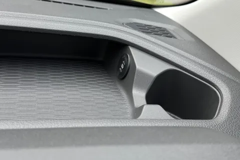 BA25KXR Volkswagen Transporter 2.0 TDI 150 Commerce Pro Van 8sp Automatic Thumbnail #32