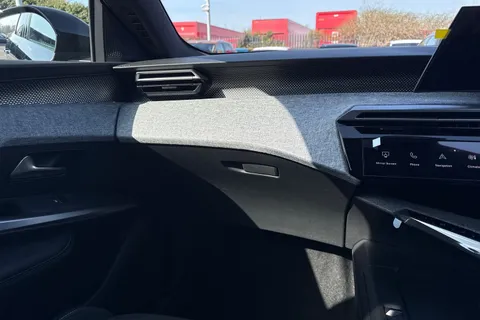 19 of 67 for PEUGEOT E-3008 73kWh GT Auto 5dr