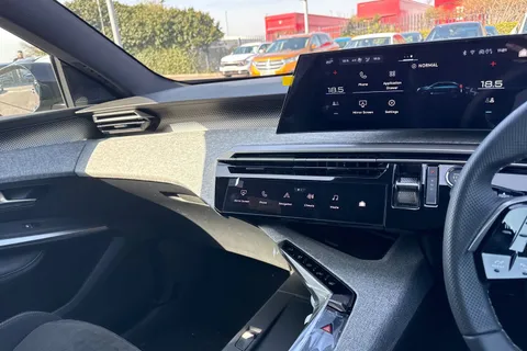 42 of 67 for PEUGEOT E-3008 73kWh GT Auto 5dr