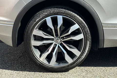 NV68BLF Volkswagen Tiguan 2.0 TDI R-Line DSG 4Motion Euro 6 (s/s) 5dr Thumbnail #11