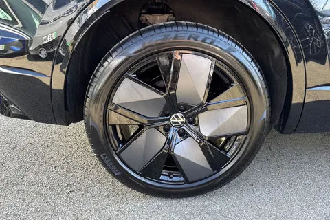 KJ25CVS Volkswagen Touareg 3.0 V6 TDI 4Motion 286 Black Edition 5dr Tip Auto | Heated Windscreen | ACC Thumbnail #12