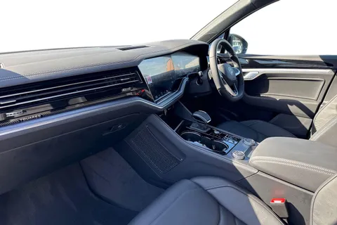 KJ25CVS Volkswagen Touareg 3.0 V6 TDI 4Motion 286 Black Edition 5dr Tip Auto | Heated Windscreen | ACC Thumbnail #16