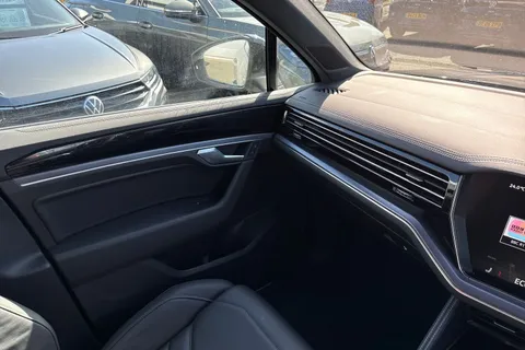 KJ25CVS Volkswagen Touareg 3.0 V6 TDI 4Motion 286 Black Edition 5dr Tip Auto | Heated Windscreen | ACC Thumbnail #21