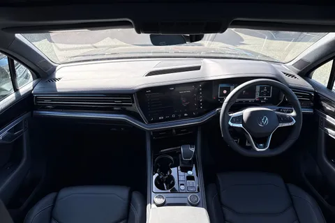 KJ25CVS Volkswagen Touareg 3.0 V6 TDI 4Motion 286 Black Edition 5dr Tip Auto | Heated Windscreen | ACC Thumbnail #44