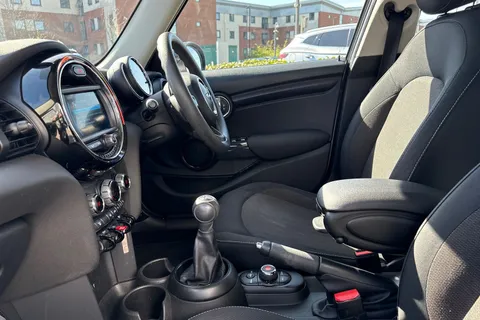 32 of 63 for Mini Hatch 1.5 Cooper Classic Euro 6 (s/s) 5dr