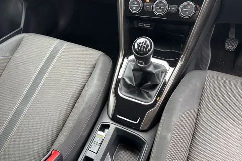 21 of 46 for VOLKSWAGEN T-ROC 1.6 TDI SE 5dr