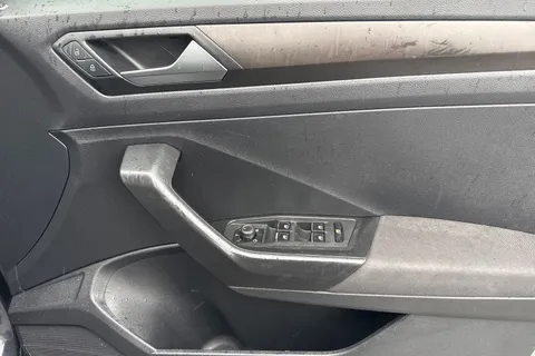 22 of 46 for VOLKSWAGEN T-ROC 1.6 TDI SE 5dr