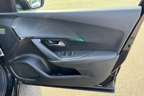 DE23FFD PEUGEOT 2008 1.2 PureTech Allure Premium + Euro 6 (s/s) 5dr Thumbnail #21