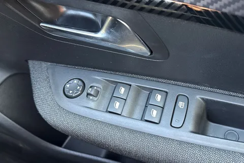 DG75MUP PEUGEOT 208 1.2 PureTech Style Euro 6 (s/s) 5dr Thumbnail #38