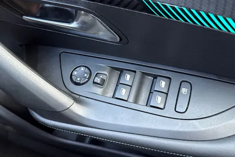 DE23FFD PEUGEOT 2008 1.2 PureTech Allure Premium + Euro 6 (s/s) 5dr Thumbnail #41