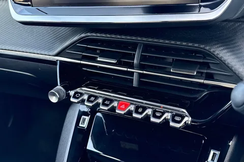 DE23FFD PEUGEOT 2008 1.2 PureTech Allure Premium + Euro 6 (s/s) 5dr Thumbnail #55