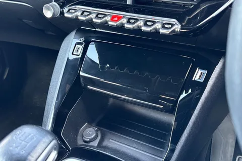 DE23FFD PEUGEOT 2008 1.2 PureTech Allure Premium + Euro 6 (s/s) 5dr Thumbnail #56