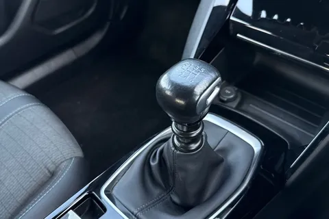 DE23FFD PEUGEOT 2008 1.2 PureTech Allure Premium + Euro 6 (s/s) 5dr Thumbnail #57