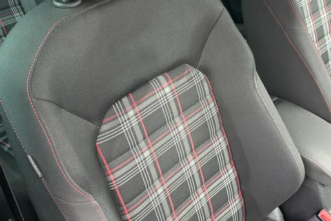 30 of 52 for Volkswagen Golf 2.0 TSI GTI Performance DSG Euro 6 (s/s) 5dr