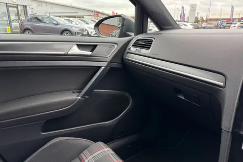 41 of 52 for Volkswagen Golf 2.0 TSI GTI Performance DSG Euro 6 (s/s) 5dr